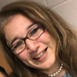 Meet your Posher, Larissa